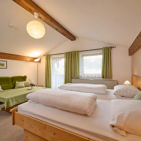 Gaestehaus Weissenbacher-ferienwohnungen * Marquartstein